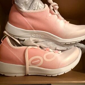 OOFOS Women's Light Pink Athletic Shoes